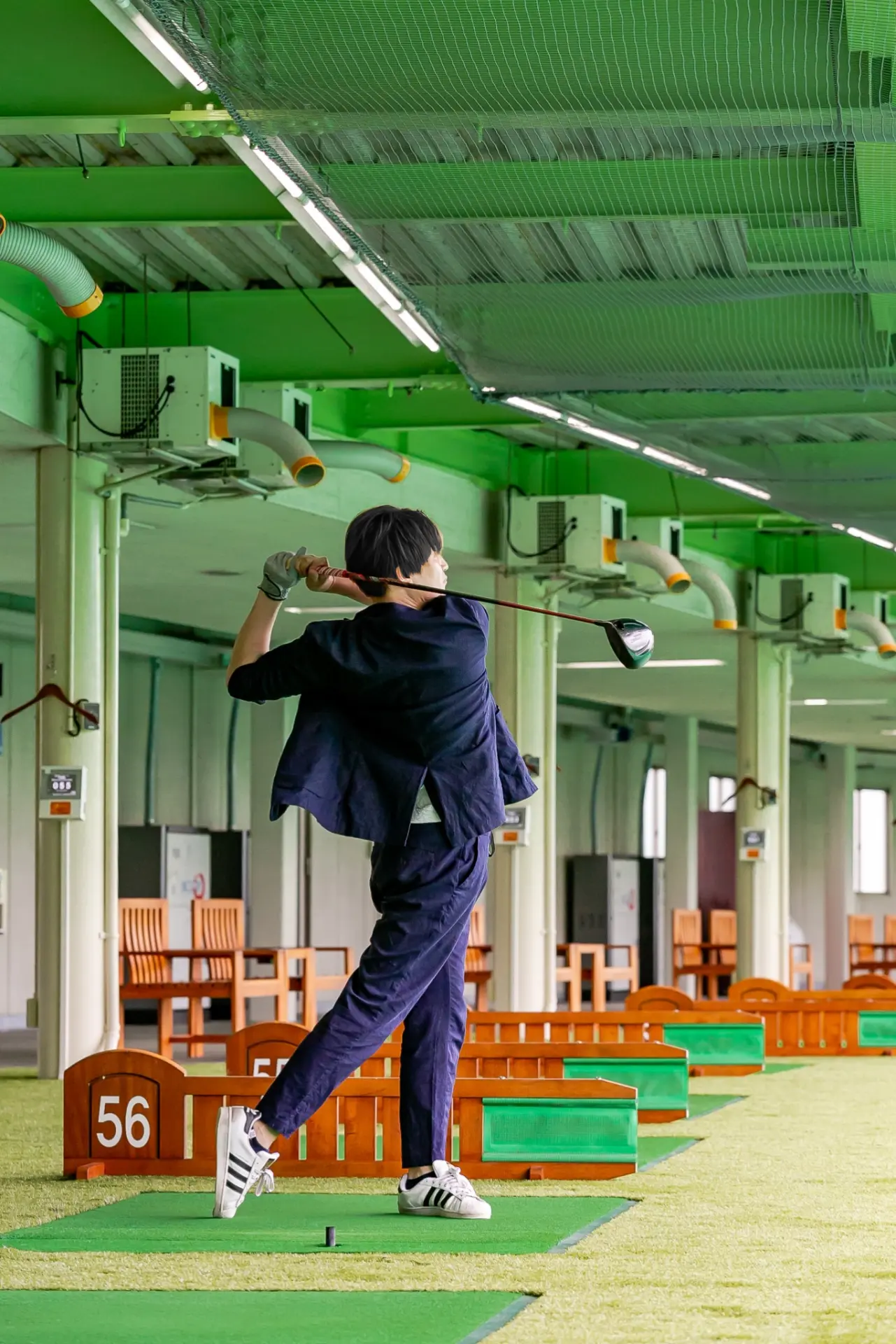 ドライバーを振る代表取締役 藤岡 東輝